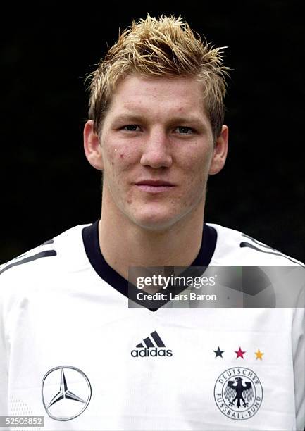 Fussball: U21 Nationalmannschaft 2004, Marienfeld; Portraittermin U-21 Maenner; Bastian SCHWEINSTEIGER / GER 16.02.04.