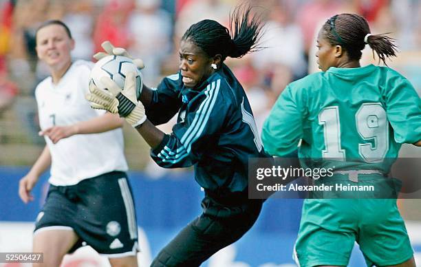 Fussball / Frauen: Laenderspiel 2004, Offenbach; Deutschland - Nigeria ; Pia WUNDERLICH / GER, Torfrau Precious DEDE / NIG, Chima NWOSU / NIG...