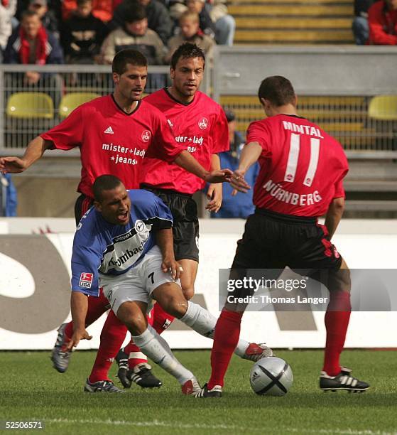 Fussball: 1. Bundesliga 04/05, Nuernberg; 1. FC Nuernberg - Arminia Bielefeld 1:2; Delron BUCKLEY / Bielefeld gegen Mario CANTALUPPI, Sven MUELLER,...