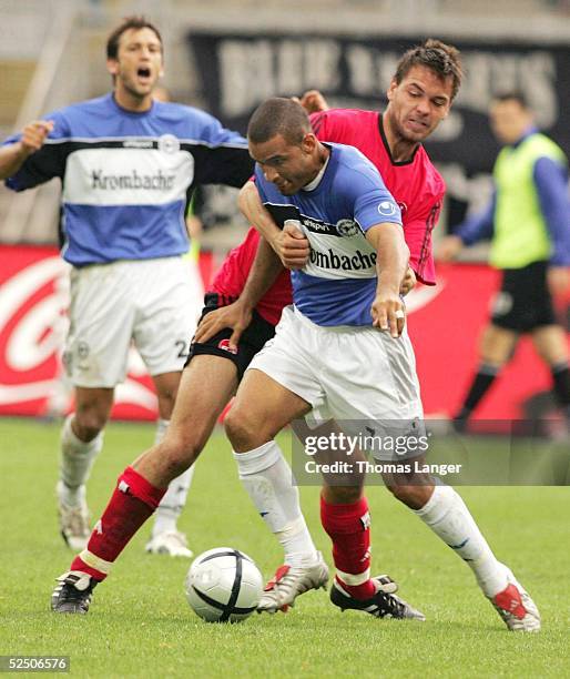 Fussball: 1. Bundesliga 04/05, Nuernberg; 1. FC Nuernberg - Arminia Bielefeld 1:2; vl: Arminias Markus Schuler, Fatmir VATA,l Nbgs Sven MUELLER...