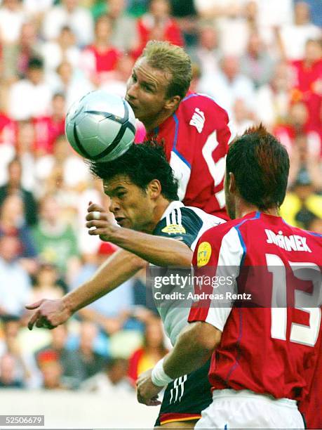 Fussball: Euro 2004 in Portugal, Vorrunde / Gruppe D / Spiel 24, Lissabon; Deutschland - Tschechien ; Rene BOLF / CZE, Michael BALLACK / GER, Martin...
