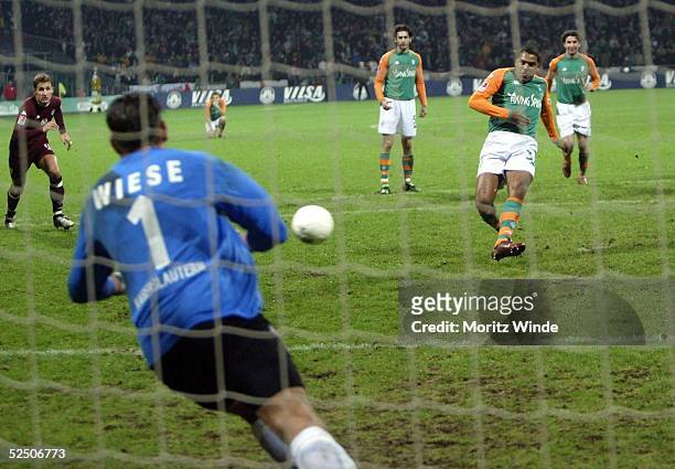 Fussball: 1. Bundesliga 03/04, Bremen; SV Werder Bremen - 1. FC Kaiserslautern 1:0; AILTON / Bremen erzielt per Elfmeter den entscheidenden Treffer...