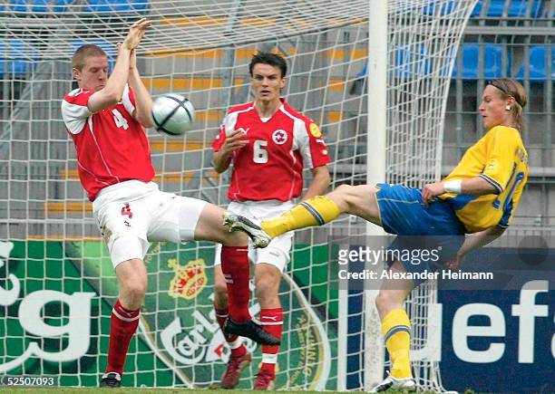 Fussball: U 21 EM 2004, Mannheim; Schweiz - Schweden ; Philippe Senderos, Alan Rochat / SUI, Markus Rosenberg / SWE 02.06.04.
