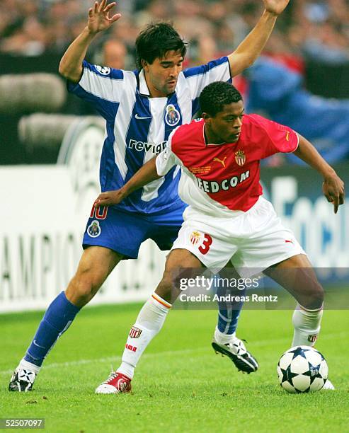 Fussball: Champions League 03/04 Finale, Gelsenkirchen; FC Porto - AS Monaco; DECO / Porto, Patrice EVRA / Monaco 26.05.04.