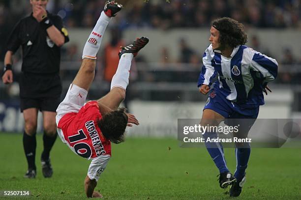 Fussball: Champions League 03/04 Finale, Gelsenkirchen; FC Porto - AS Monaco; Fernando MORIENTES / Monaco fliegt nach einem Zusammenprall mit dem...