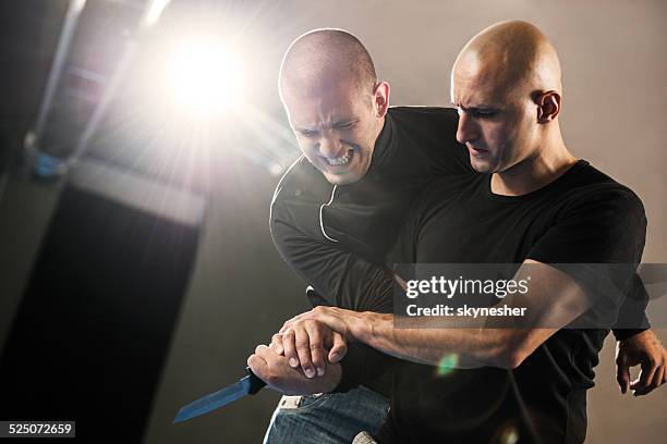 de defensa de attacker con un cuchillo. - defensa propia fotografías e imágenes de stock