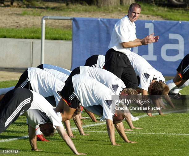 Fussball: Nationalmannschaft Deutschland 2004, Berlin; Training; Der amerikanische Fitnesstrainer Mark VERSTEGEN trainiert die deutsche...