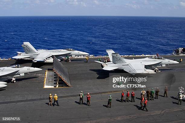 kampfflugzeugen vorbereitungen zur einführung von der uss nimitz aircraft carrier - flugzeugträger stock-fotos und bilder