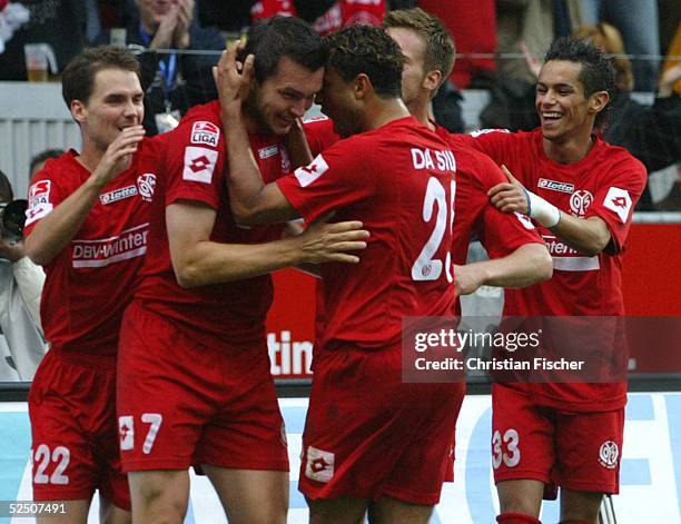 Fussball: 1. Bundesliga 04/05, Mainz; FSV Mainz 05 - Borussia Dortmund 1:1; Jubel nach dem 1:1: Niclas WEILAND, Torschuetze Benjamin AUER, Antonio DA...