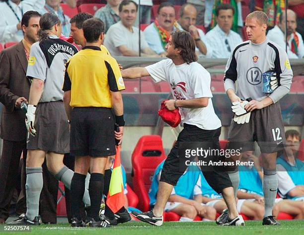Fussball: Euro 2004 in Portugal, Vorrunde / Gruppe A / Spiel 10, Lissabon; Russland - Portugal ; Ein lettischer Fan stuermt auf den Platz und bedroht...