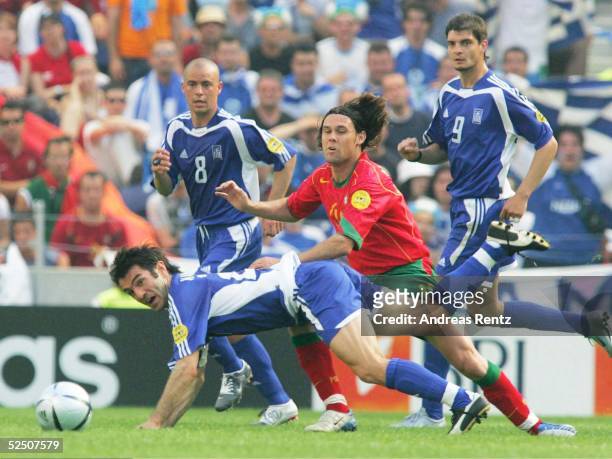Fussball: Euro 2004 in Portugal, Vorrunde / Gruppe A / Spiel 1, Porto; Portugal - Griechenland ; Georgios KARAGOUNIS / GRE, Jorge ANDRADE / POR...