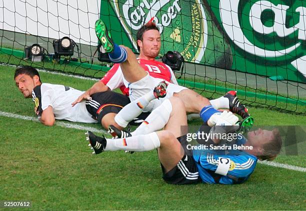 Fussball: Euro 2004 in Portugal, Vorrunde / Gruppe D / Spiel 23, Lissabon; Deutschland - Tschechien ; Kevin KURANYI / GER, Martin JIRANEK / CZE,...