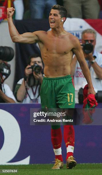 Fussball: Euro 2004 in Portugal, Halbfinale / Spiel 29, Lissabon; Portugal - Niederlande ; Cristiano RONALDO / POR jubelt ueber seinen 1:0 Treffer...