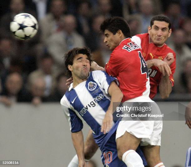 Fussball: Champions League 03/04 Finale, Gelsenkirchen; FC Porto - AS Monaco; Hugo IBARRA / Porto, Ricardo CARVALHO / Monaco 26.05.04.