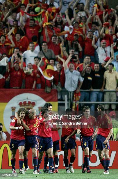 Fussball: Euro 2004 in Portugal, Vorrunde / Gruppe A / Spiel 2, Faro; Spanien - Russland ; Jubel der Spanier zum 1:0 durch Juan Carlos VALERON / ESP...