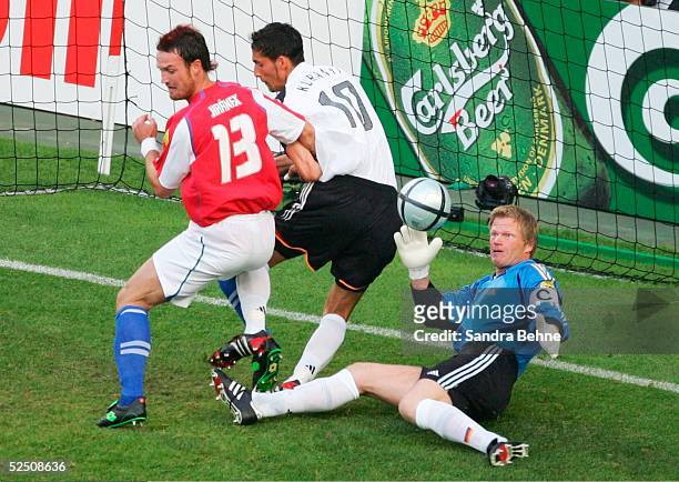 Fussball: Euro 2004 in Portugal, Vorrunde / Gruppe D / Spiel 23, Lissabon; Deutschland - Tschechien ; Martin JIRANEK / CZE, Kevin KURANYI, Torwart...