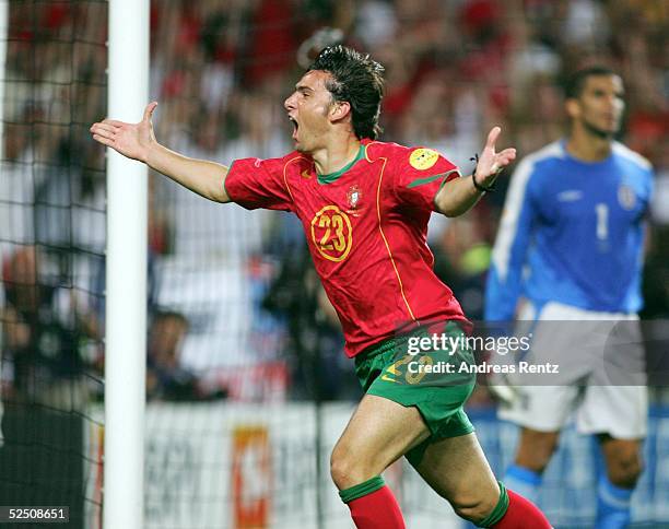 Fussball: Euro 2004 in Portugal, Viertelfinale Spiel 25, Lissabon; Portugal - England ; Helder POSTIGA / POR jubelt nach seinem Kopfballtreffer zum...
