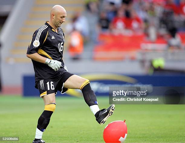 Fussball: Euro 2004 in Portugal, Vorrunde / Gruppe A / Spiel 19, Faro; Schweiz - Frankreich ; Torwart Fabien BARTHEZ / FRA zerdr?ckt einen Luftballon...