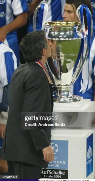 Fussball: Champions League 03/04 Finale, Gelsenkirchen; FC Porto - AS Monaco; Trainer Jose Dos Santos MOURINHO kroennt seinen persoehnlichen...