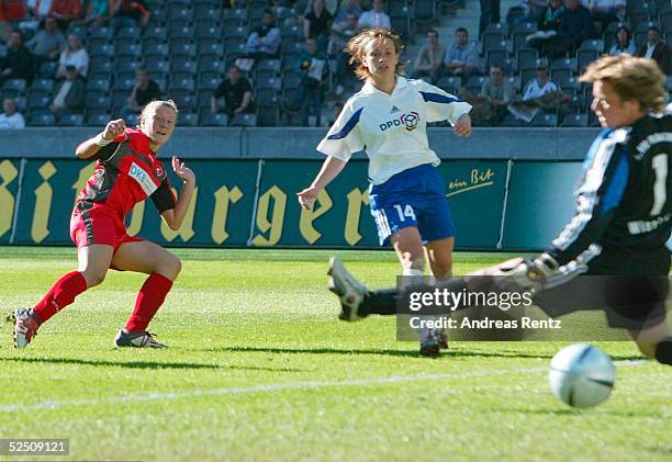 Fussball / Frauen: DFB Pokal 03/04 Finale, Berlin; 1. FFC Frankfurt - 1. FFC Turbine Potsdam; Anja MITTAG / Potsdam schiesst zum 0:3 fuer Potsdam...