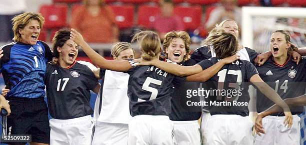 Fussball / Frauen: Olympische Spiele Athen 2004, Athen; Spiel um Platz 3 / Deutschland 0; Schlussjubel GER 26.08.04.