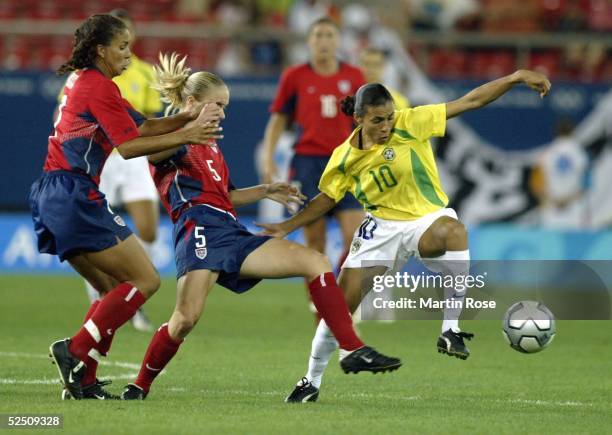 Fussball / Frauen: Olympische Spiele Athen 2004, Athen; Finale / USA - Brasilien ; Shannon BOXX, Lindsay TARPLEY / USA - MARTA / BRA 26.08.04.