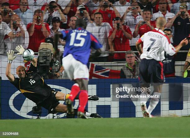 Fussball: Euro 2004 in Portugal, Vorrunde / Gruppe B / Spiel 4, Lissabon; Frankreich 1; Fabien BARTHEZ / FRA pariert den Strafstoss von David...
