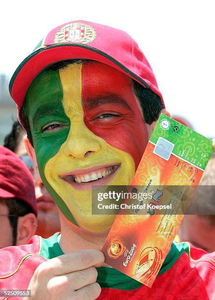 Fussball: Euro 2004 in Portugal, Porto; Fans; Portugiesischer Fan mit Eintrittskarte 12.06.04.