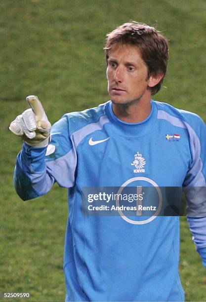 Fussball: Euro 2004 in Portugal, Viertelfinale Spiel 27, Faro; Schweden - Niederlande ; Torwart Edwin VAN DER SAR / NED 26.06.04.