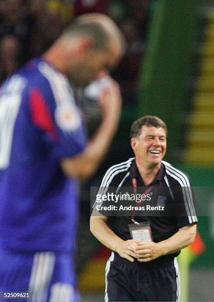 Fussball: Euro 2004 in Portugal, Viertelfinale Spiel 26, Lissabon; Frankreich 1; Trainer Otto REHHAGEL / GRE jubelt ueber den Sieg gegen Frankreich....