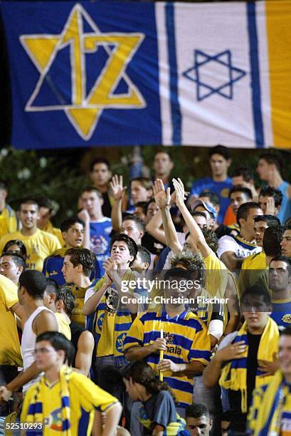 Fussball: Champions League 04/05, Tel Aviv; Maccabi Tel Aviv - FC Bayern Muenchen 0:1; Israelische Fans 15.09.04.