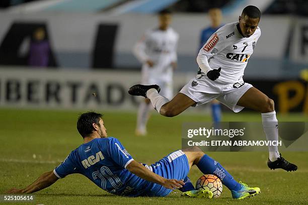 Argentina's Racing Club defender Sergio Vittor vies for the ball with Brazil's Atletico Mineiro forward Robinho during their Copa Libertadores 2016...