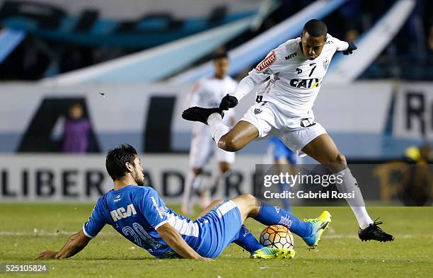 Robinho of Atletico Mineiro fights for the ball with Sergio Vittor of Racing Club during a first leg match between Racing Club and Atletico Mineiro...