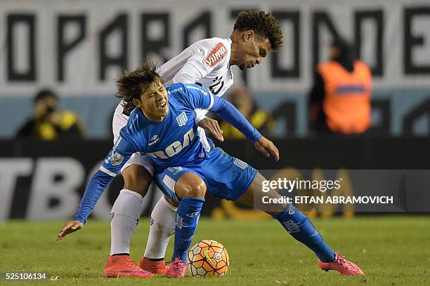 Argentina's Racing Club midfielder Oscar Romero vies for the ball with Brazil's Atletico Mineiro midfielder Junior Urso during their Copa...