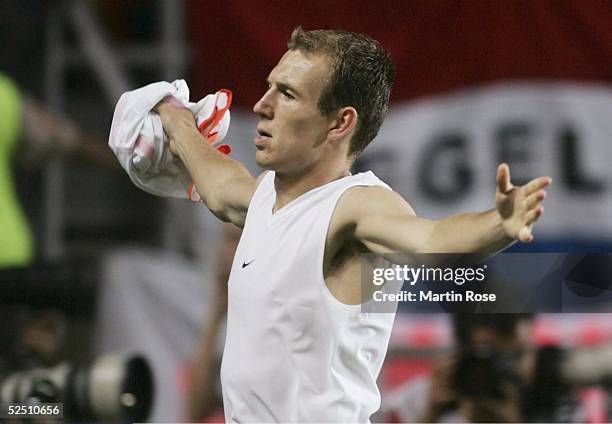 Fussball: Euro 2004 in Portugal, Viertelfinale Spiel 27, Faro; Schweden - Niederlande ; Arjen ROBBEN / NED verwandelte den entscheidenen Elfmeter...