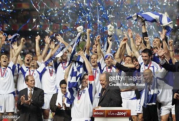 Fussball: Euro 2004 in Portugal, Finale / Spiel 31, Lissabon; Portugal - Griechenland ; Theodoros ZAGORAKIS / GRE mit Pokal 01.07.04.