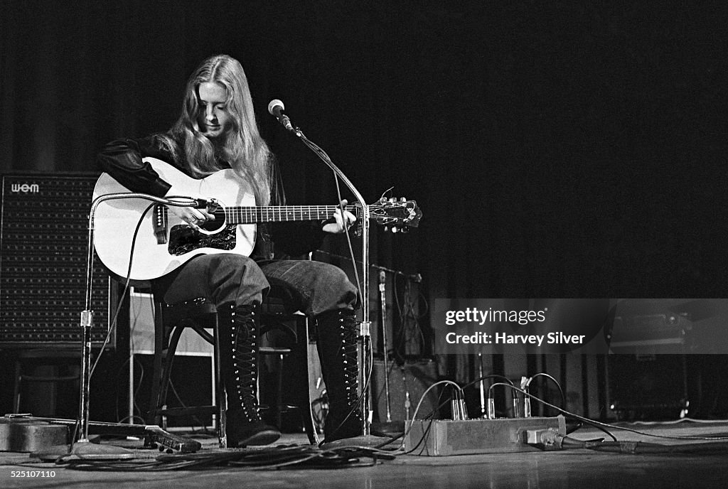 Bonnie Raitt Performing Live