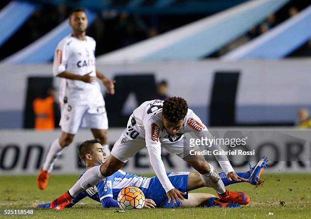 Junior Urso of Atletico Mineiro fights for the ball with Ricardo Noir of Racing Club during a first leg match between Racing Club and Atletico...