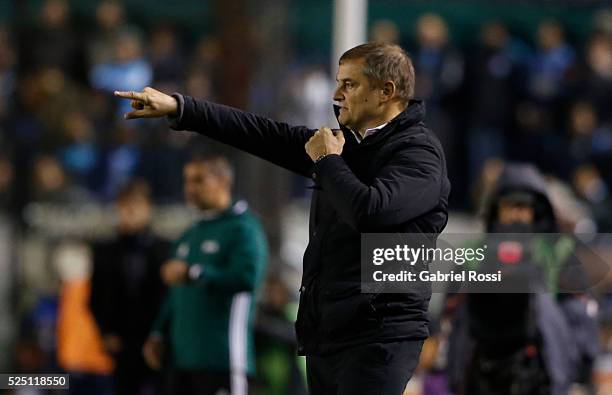 Diego Aguirre coach of Atletico Mineiro gives instructions to his players during a first match between Racing Club and Atletico Mineiro as part of...