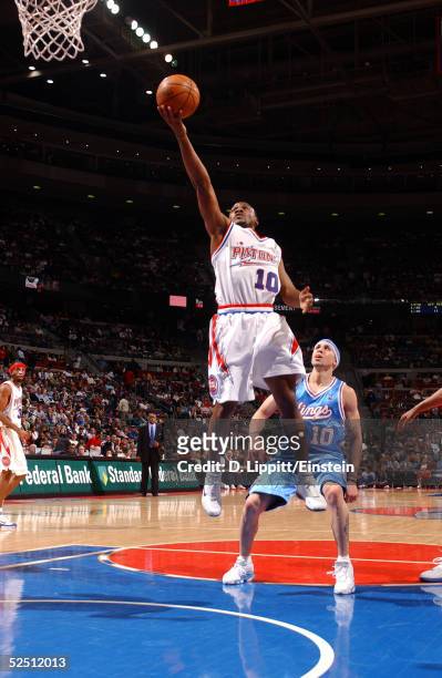 Lindsey Hunter of the Detroit Pistons shoots against Mike Bibby of the Sacramento Kings on March 30, 2005 at the Palace of Auburn Hills, in Auburn...