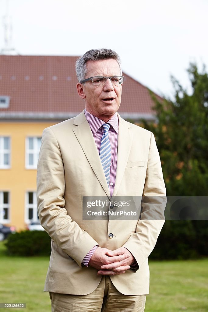 Thomas de Maiziere, Federal Minister of Defence, visits the troops in Berlin