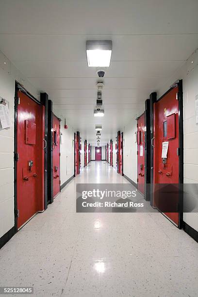 hallway in detention center - porte de prison photos et images de collection