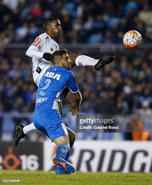Robinho of Atletico Mineiro fights for the ball with Nicolas Sanchez of Racing Club during a first leg match between Racing Club and Atletico Mineiro...