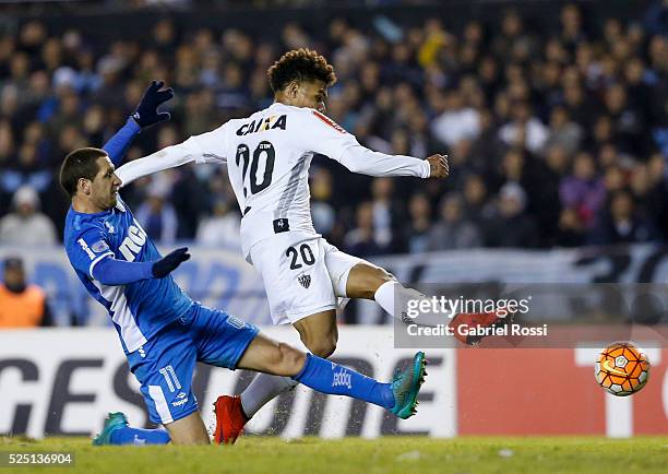 Junior Urso of Atletico Mineiro fights for the ball with Luciano Aued of Racing Club during a first leg match between Racing Club and Atletico...