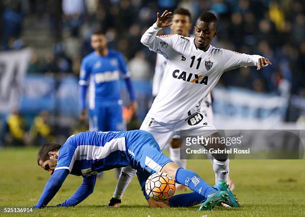 Juan Cazares of Atletico Mineiro fights for the ball with Luciano Aued of Racing Club during a first leg match between Racing Club and Atletico...