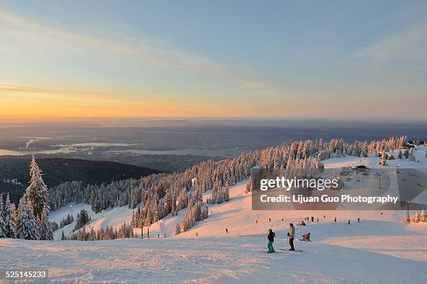 grouse mountain sunrise - grouse mountain - fotografias e filmes do acervo