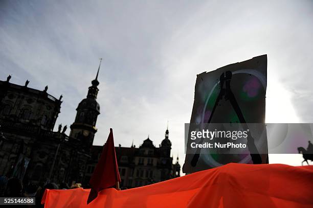 Bolt cutter is, Germany to see during the European Pegida Action on in Dresden on a sign of a counter-demonstrators. Today organized the Pegida in...