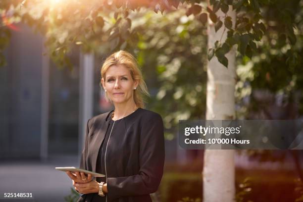 portrait of a mature businesswomen holding an tablet computer - 48 hours stock-fotos und bilder