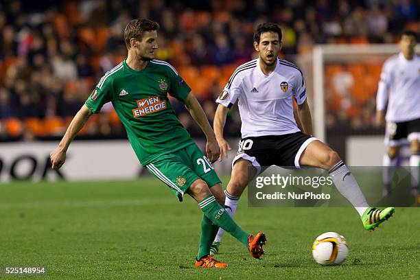 Maximilian Hofmann of Sk Rapid Wien football club dan 10 El centrocampista del Valencia CF Dani Parejo during UEFA Europa League, Round of 32 first...