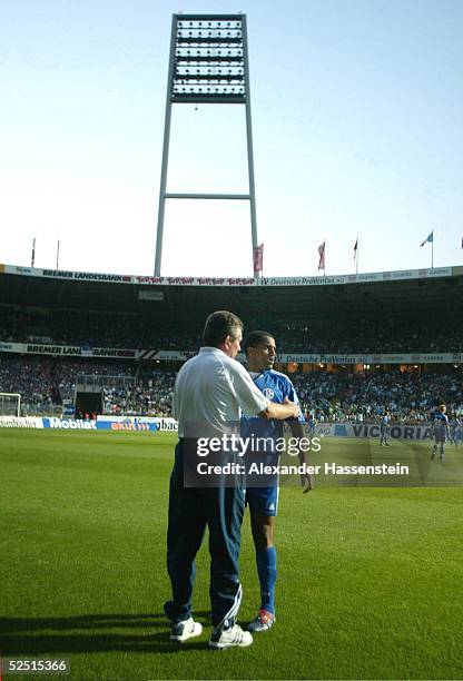 Fussball: 1. Bundesliga 04/05, Bremen; SV Werder Bremen - FC Schalke 04; Schalke Trainer Jupp HEYNCKES beruhigt AILTON / Schalke, der enttaeuscht ist...